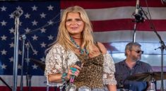 Jessica Simpson Suggests Singers Drink Snake Sperm for a Beautiful Voice