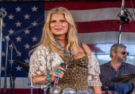 Jessica Simpson Suggests Singers Drink Snake Sperm for a Beautiful Voice